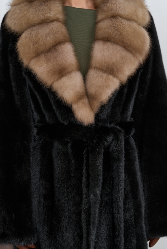 Превью изображения Шуба из меха норки с воротником из меха куницы Миниатюра фотографии Шуба из меха норки с воротником из меха куницы