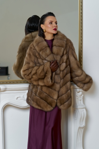 Миниатюра фотографии Женская шуба из куницы с воротником шаль