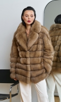 Миниатюра фотографии Женская шуба из куницы с английским воротником