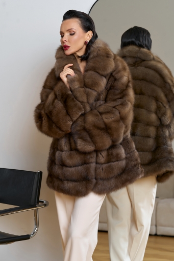 Миниатюра фотографии Женская шуба из куницы с английским воротником