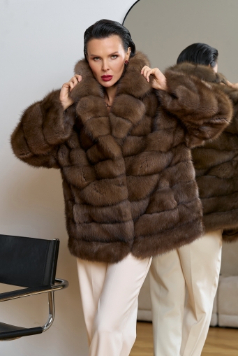 Миниатюра фотографии Женская шуба из куницы с английским воротником