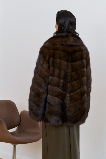 Миниатюра фотографии Женская шуба из соболя с воротником шаль