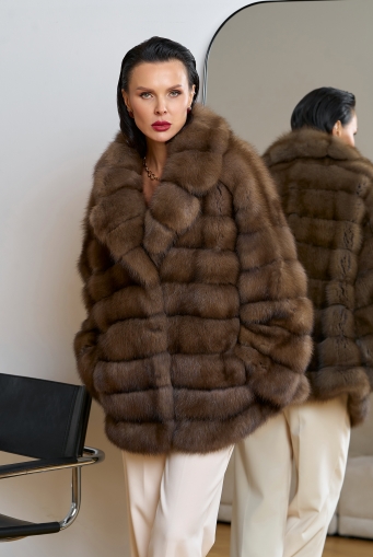 Миниатюра фотографии Женская шуба из куницы с английским воротником