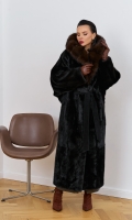 Миниатюра фотографии Шуба из меха норки с капюшоном из меха куницы