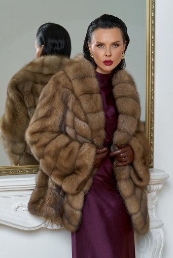 Миниатюра фотографии Женская шуба из куницы с воротником шаль