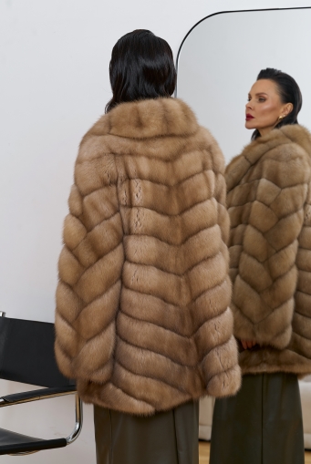 Миниатюра фотографии Женская шуба из куницы с воротником шаль