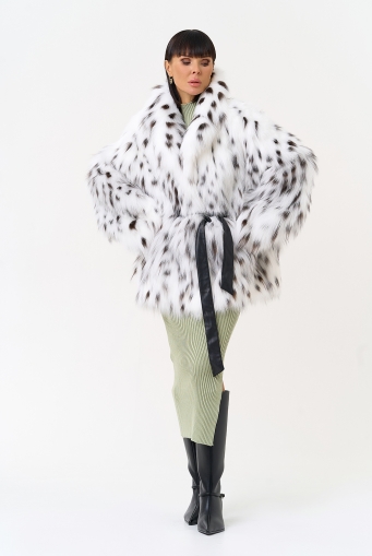 Миниатюра фотографии Белая шуба из меха лисы с поясом