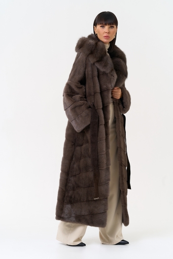 Превью изображения Длинная шуба из меха норки с капюшоном из меха куницы Миниатюра фотографии Длинная шуба из меха норки с капюшоном из меха куницы