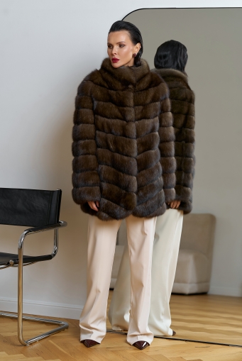 Миниатюра фотографии Женская шуба из соболя с воротником стойкой