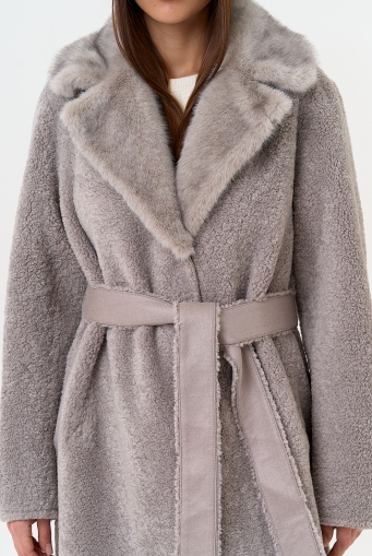 Превью изображения Женская двухсторонняя дубленка из эко замши Миниатюра фотографии Женская двухсторонняя дубленка из эко замши