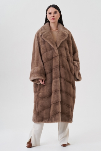 Превью изображения Шуба оверсайз с английским воротником  Миниатюра фотографии Шуба оверсайз с английским воротником