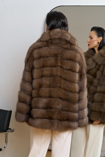 Миниатюра фотографии Женская шуба из куницы с английским воротником