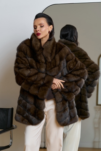 Миниатюра фотографии Женская шуба из соболя с воротником стойкой