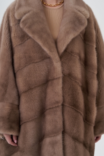 Превью изображения Шуба оверсайз с английским воротником  Миниатюра фотографии Шуба оверсайз с английским воротником