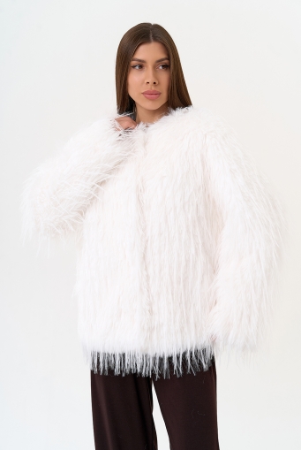 Миниатюра фотографии Женская шуба под эко страуса белого цвета
