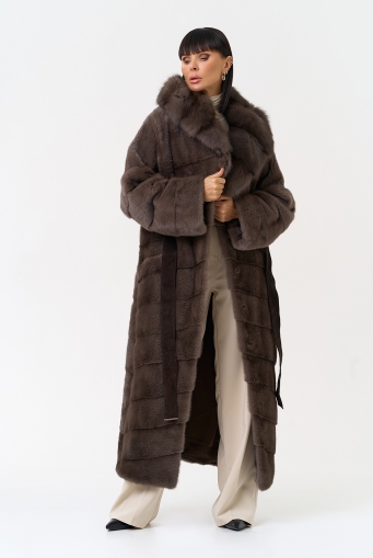 Превью изображения Длинная шуба из меха норки с капюшоном из меха куницы Миниатюра фотографии Длинная шуба из меха норки с капюшоном из меха куницы