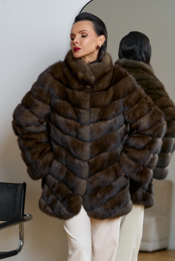 Миниатюра фотографии Женская шуба из соболя с воротником стойкой