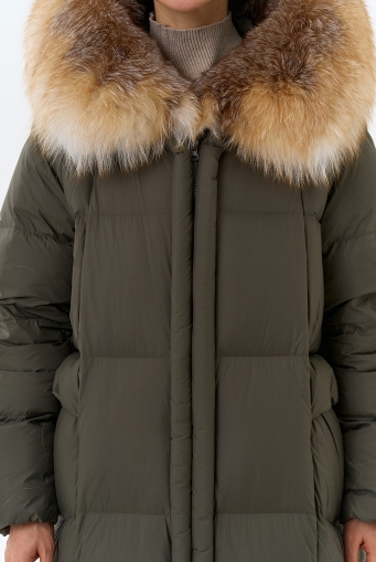 Миниатюра фотографии Женский длинный пуховик с отделкой из меха лисы