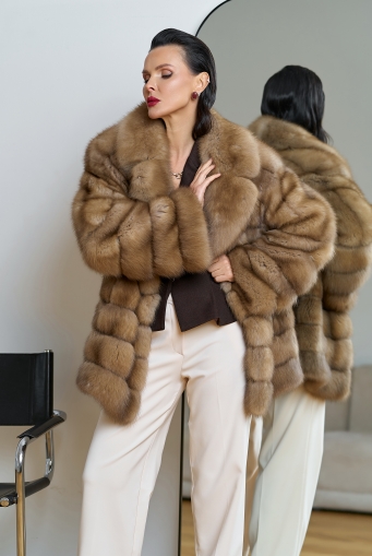 Миниатюра фотографии Женская шуба из куницы с английским воротником