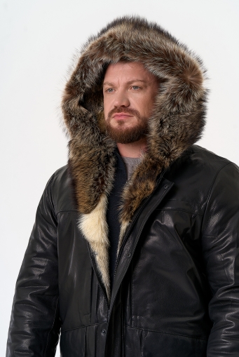 Миниатюра фотографии Мужская куртка с капюшоном на мехе из волка