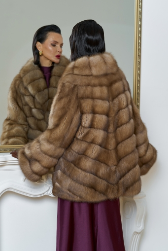 Миниатюра фотографии Женская шуба из куницы с воротником шаль