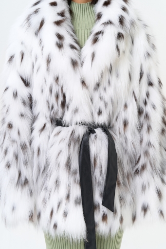 Миниатюра фотографии Белая шуба из меха лисы с поясом