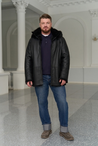 Миниатюра фотографии Мужская дубленка черного цвета с капюшоном