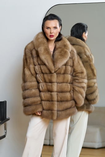 Миниатюра фотографии Женская шуба из куницы с английским воротником