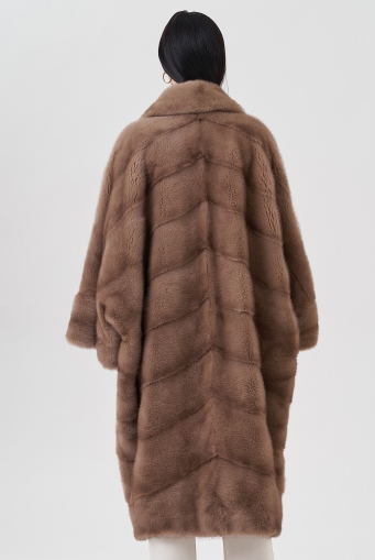 Превью изображения Шуба оверсайз с английским воротником  Миниатюра фотографии Шуба оверсайз с английским воротником