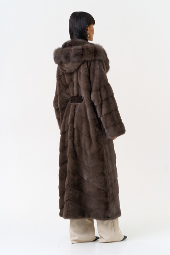 Превью изображения Длинная шуба из меха норки с капюшоном из меха куницы Миниатюра фотографии Длинная шуба из меха норки с капюшоном из меха куницы