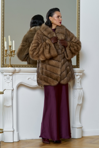 Миниатюра фотографии Женская шуба из куницы с воротником шаль