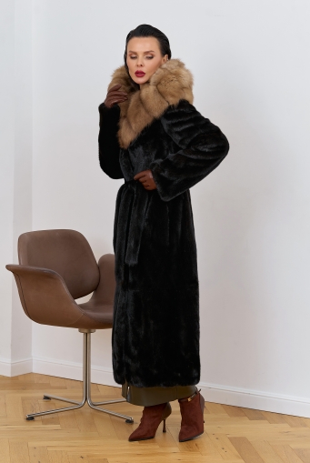 Превью изображения Шуба из меха норки с капюшоном из меха куницы Миниатюра фотографии Шуба из меха норки с капюшоном из меха куницы