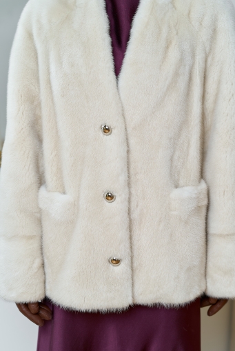 Миниатюра фотографии Укороченная шуба из меха норки с акцентными пуговицами