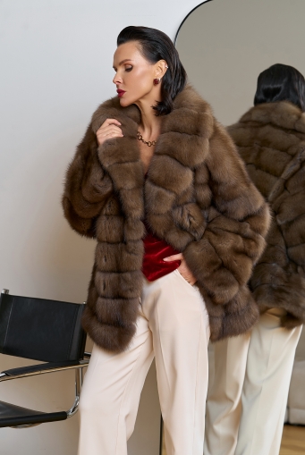 Миниатюра фотографии Женская шуба из куницы с английским воротником