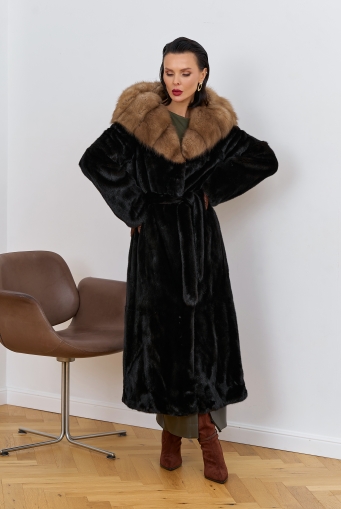 Превью изображения Шуба из меха норки с капюшоном из меха куницы Миниатюра фотографии Шуба из меха норки с капюшоном из меха куницы