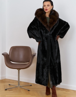 Купить Шуба из меха норки с капюшоном из меха куницы в каталоге Шубы