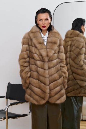 Миниатюра фотографии Женская шуба из куницы с воротником шаль