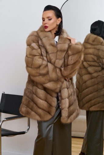 Миниатюра фотографии Женская шуба из куницы с воротником шаль