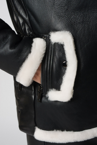 Миниатюра фотографии Куртка женская из натуральной кожи черного цвета