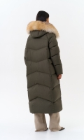 Миниатюра фотографии Женский длинный пуховик с отделкой из меха лисы