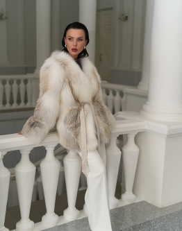 Купить Светлая шуба из меха лисы с поясом в каталоге Шубы из чернобурки