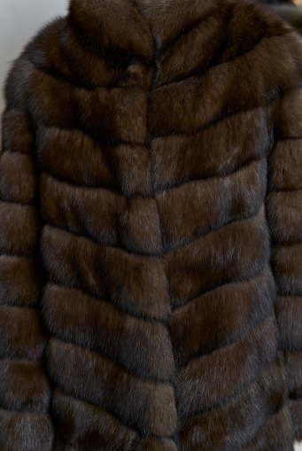 Миниатюра фотографии Женская шуба из соболя с воротником стойкой