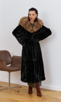 Миниатюра фотографии Шуба из меха норки с капюшоном из меха куницы