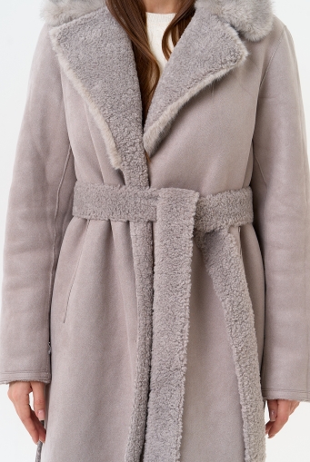 Превью изображения Женская двухсторонняя дубленка из эко замши Миниатюра фотографии Женская двухсторонняя дубленка из эко замши