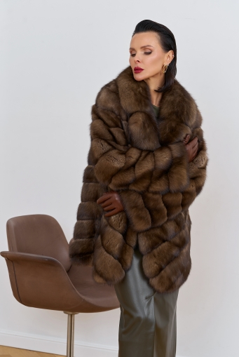 Миниатюра фотографии Женская шуба из соболя с английским воротником