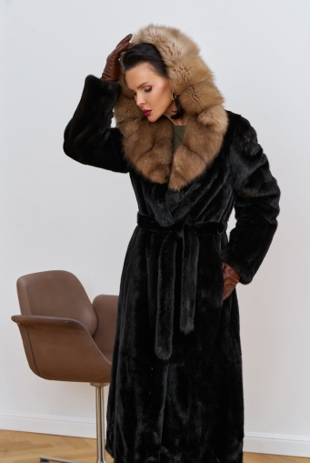 Превью изображения Шуба из меха норки с капюшоном из меха куницы Миниатюра фотографии Шуба из меха норки с капюшоном из меха куницы