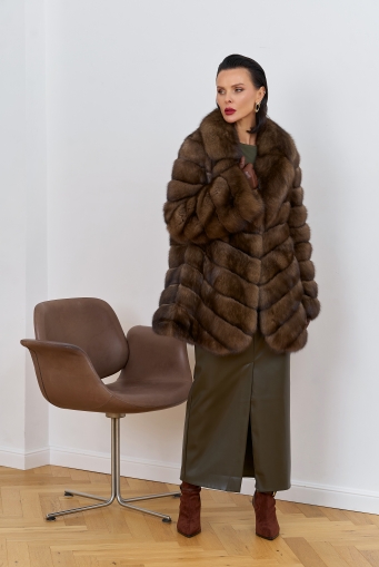 Миниатюра фотографии Женская шуба из соболя с английским воротником