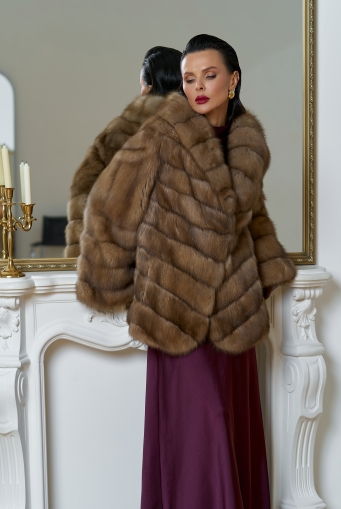 Миниатюра фотографии Женская шуба из куницы с воротником шаль