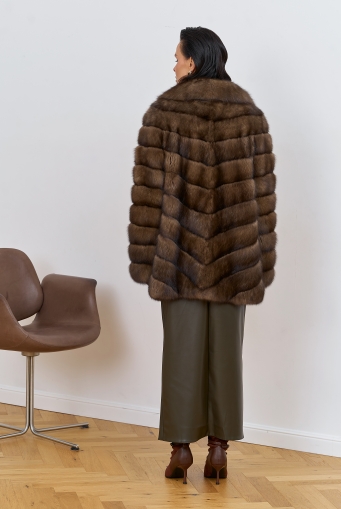 Миниатюра фотографии Женская шуба из соболя с английским воротником