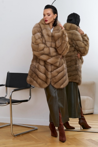 Миниатюра фотографии Женская шуба из куницы с воротником шаль